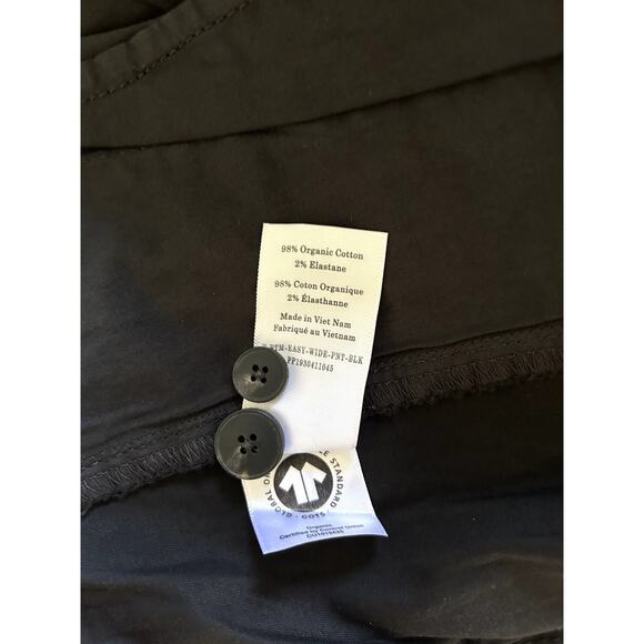 Everlane The Pleated Wide-Leg Chino in Black 16 - Picture 8 of 10